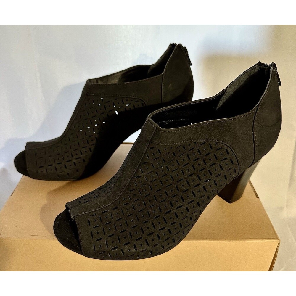 Giani Bernini Alanny Perforated Black Booties Peep Toe Block Heel Shoes Sz 8.5